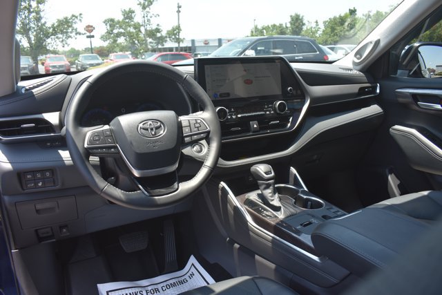 Used 2025 Toyota Highlander Limited FWD image 21