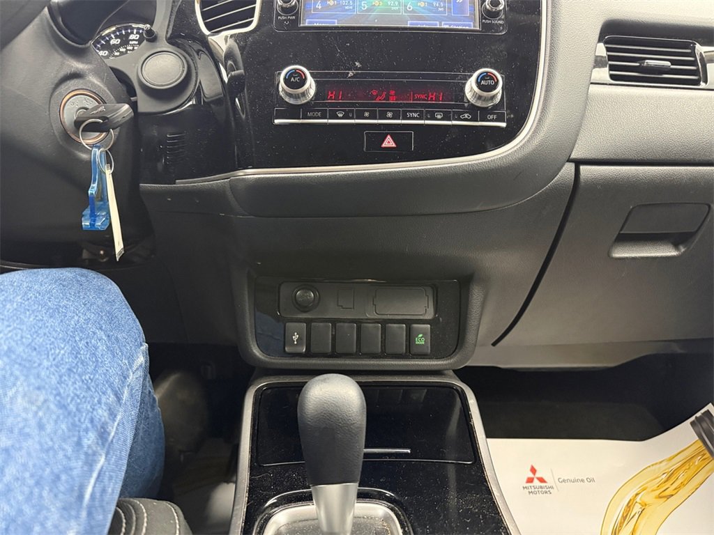 Used 2020 Mitsubishi Outlander ES image 21