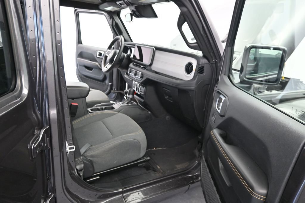 Used 2025 Jeep Wrangler Sahara AWD/4WD image 16