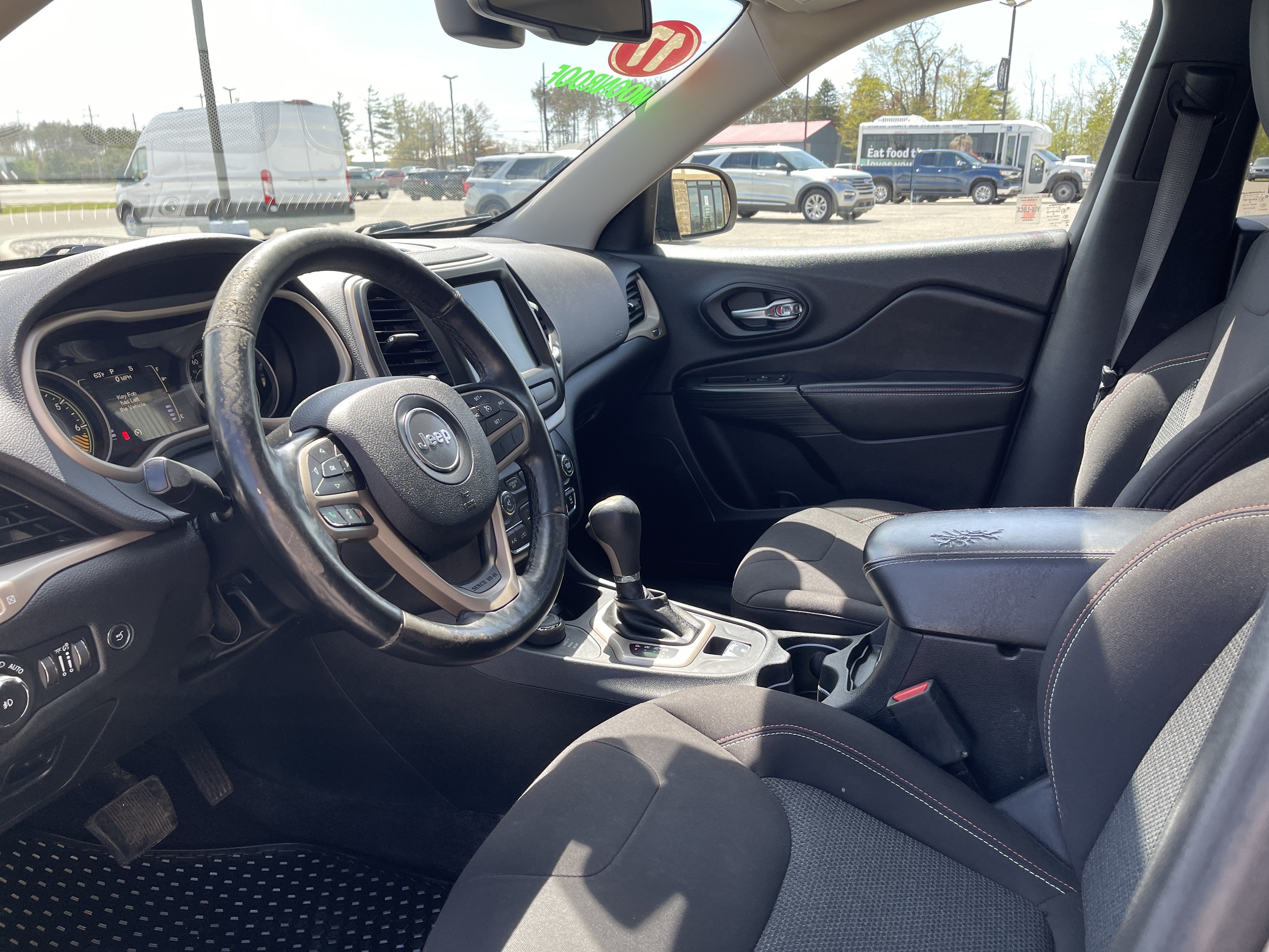 Used 2017 Jeep Cherokee Latitude AWD/4WD image 11