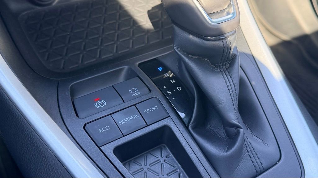 Used 2022 Toyota RAV4 XLE Premium image 25