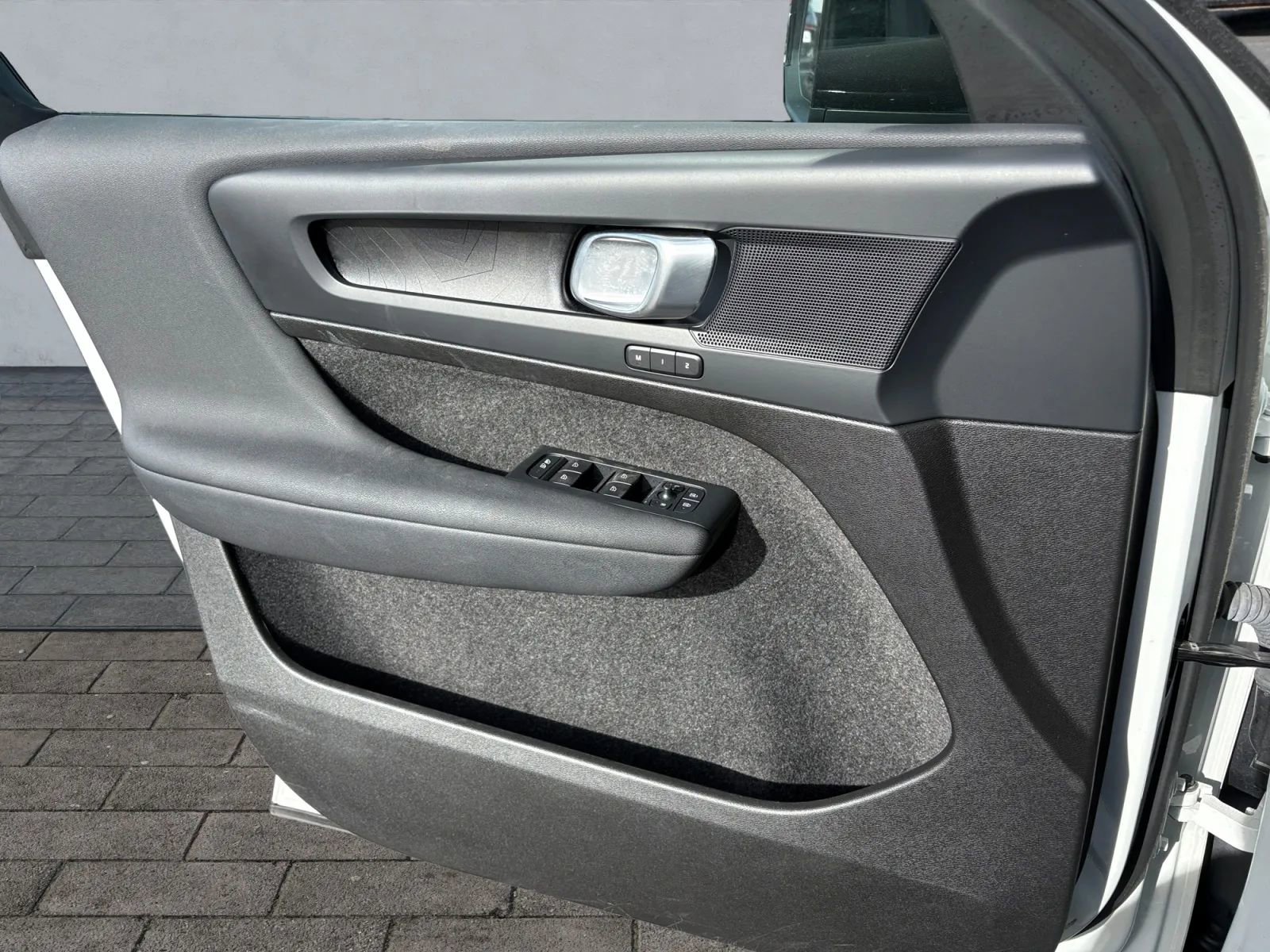 Used 2023 Volvo XC40 Recharge Plus image 10