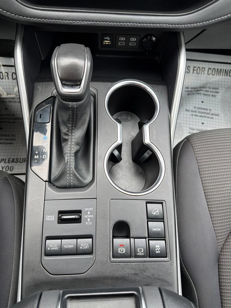Used 2024 Toyota Highlander LE AWD/4WD image 31