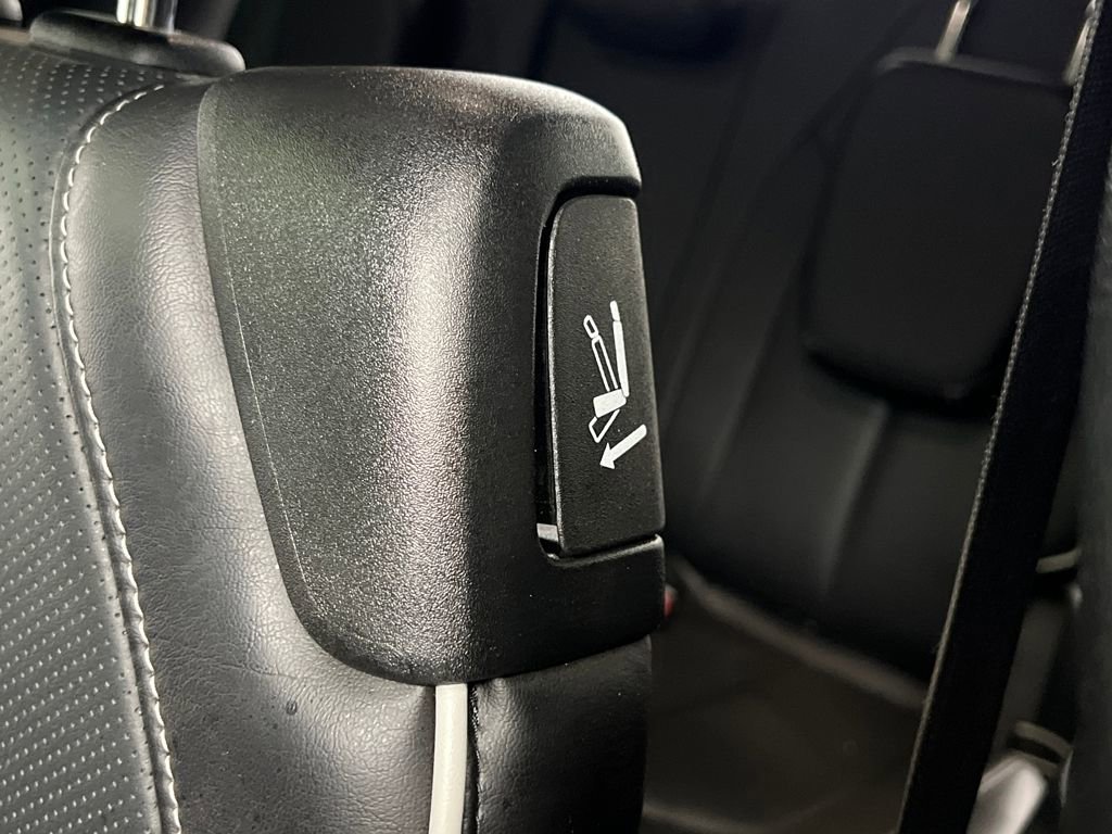 Used 2025 Chrysler Pacifica Limited image 16