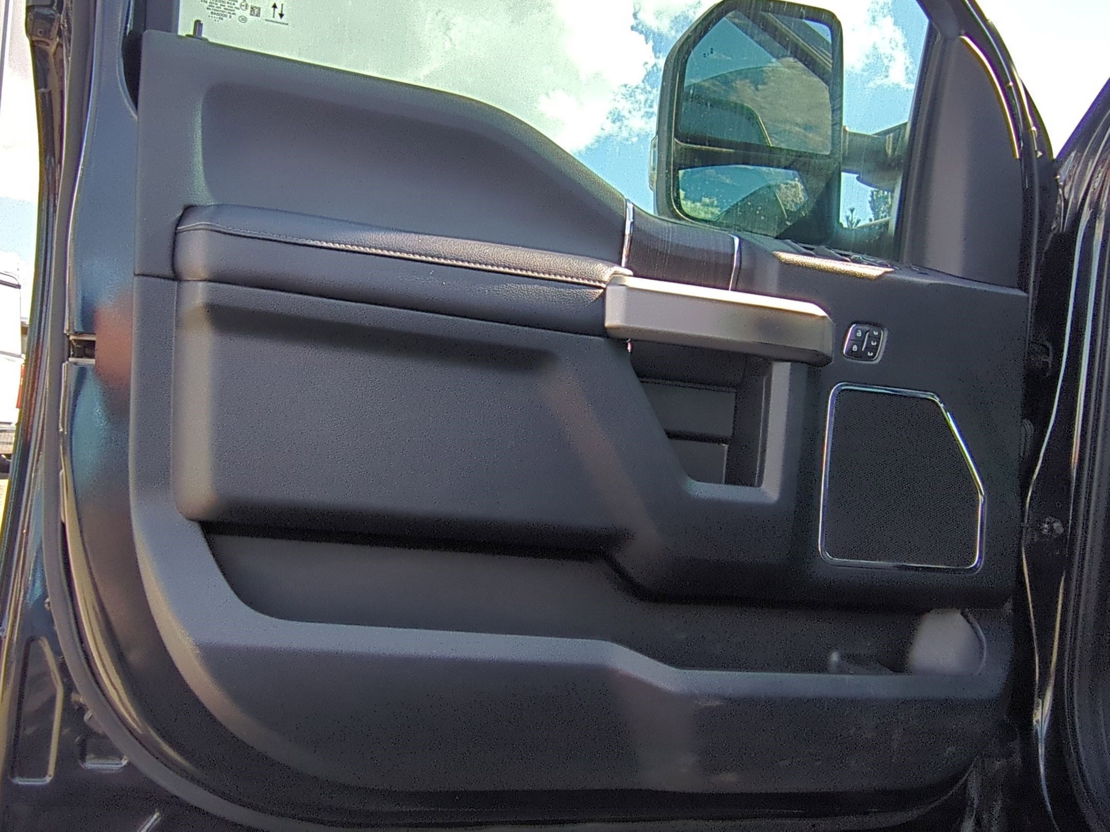 Used 2020 Ford F350 Lariat w/ Chrome Package image 14