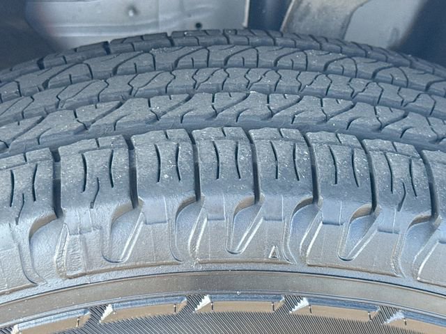 Used 2024 Jeep Grand Cherokee Laredo w/ Luxury Tech Group I RWD image 32