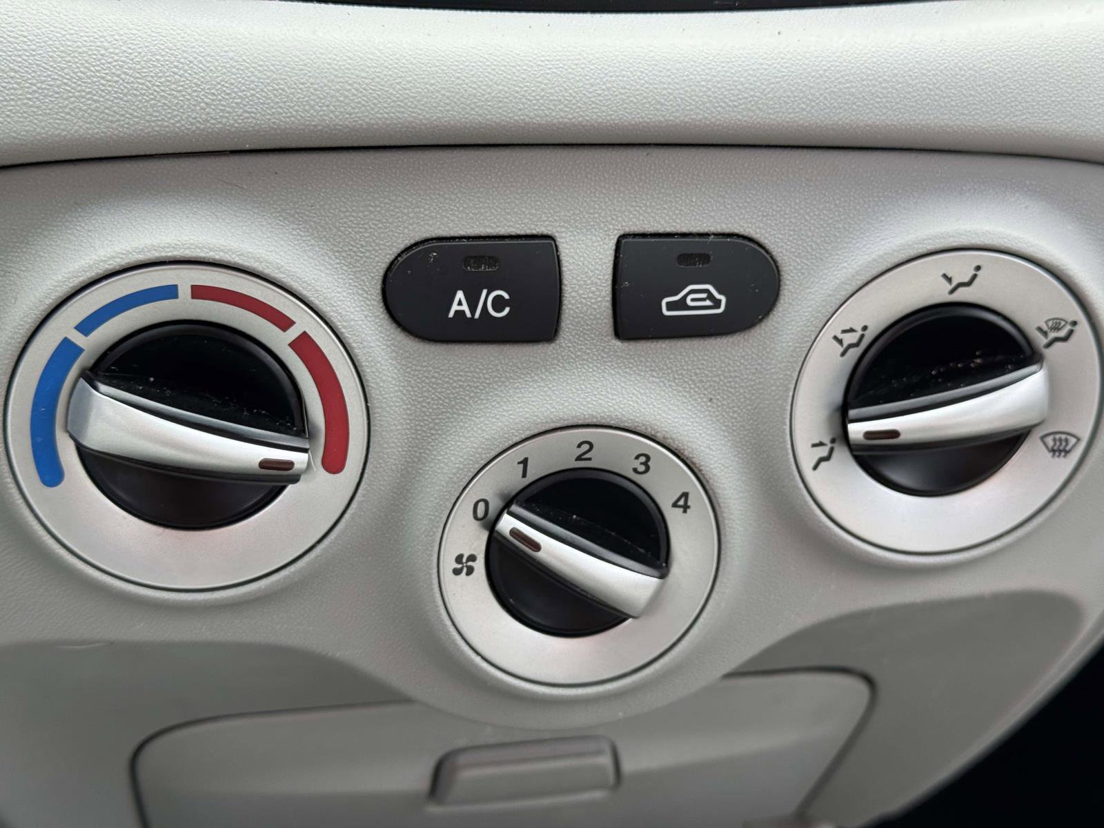 Used 2010 Hyundai Accent GLS image 25