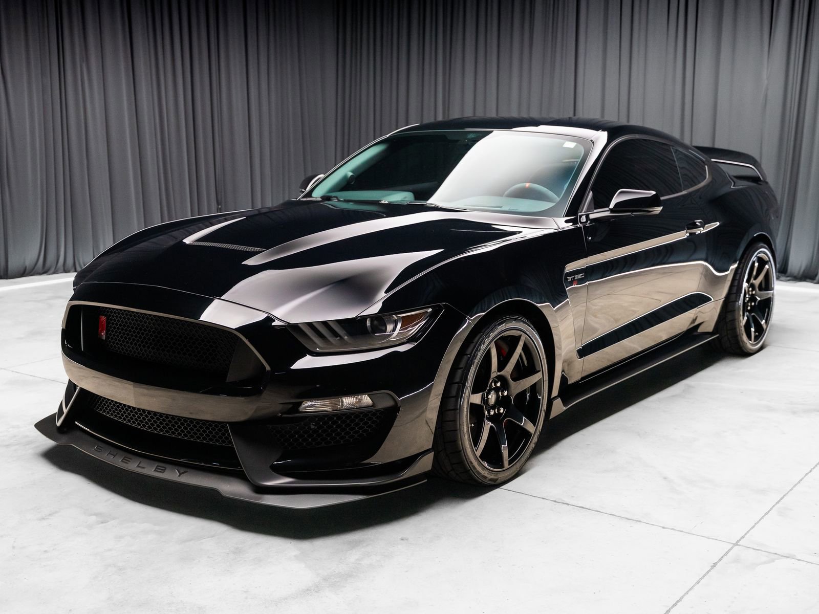 Used 2016 Ford Mustang Shelby GT350R w/ GT350R Equipment Group 920A RWD image 25