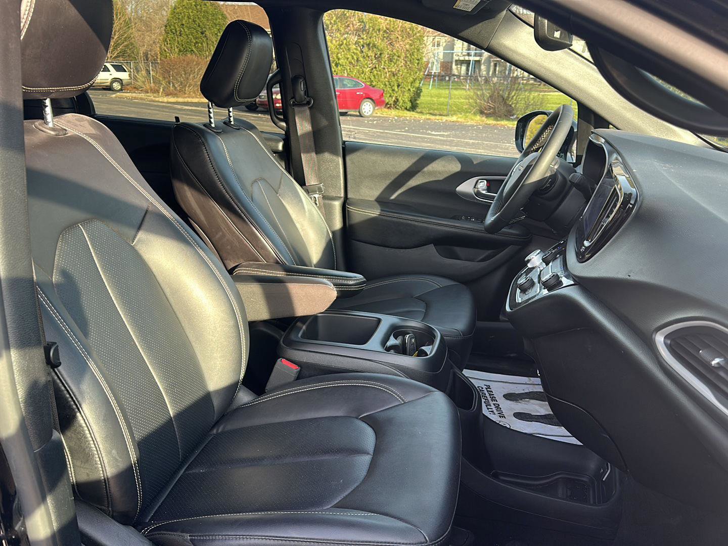 Used 2025 Chrysler Pacifica Select image 18