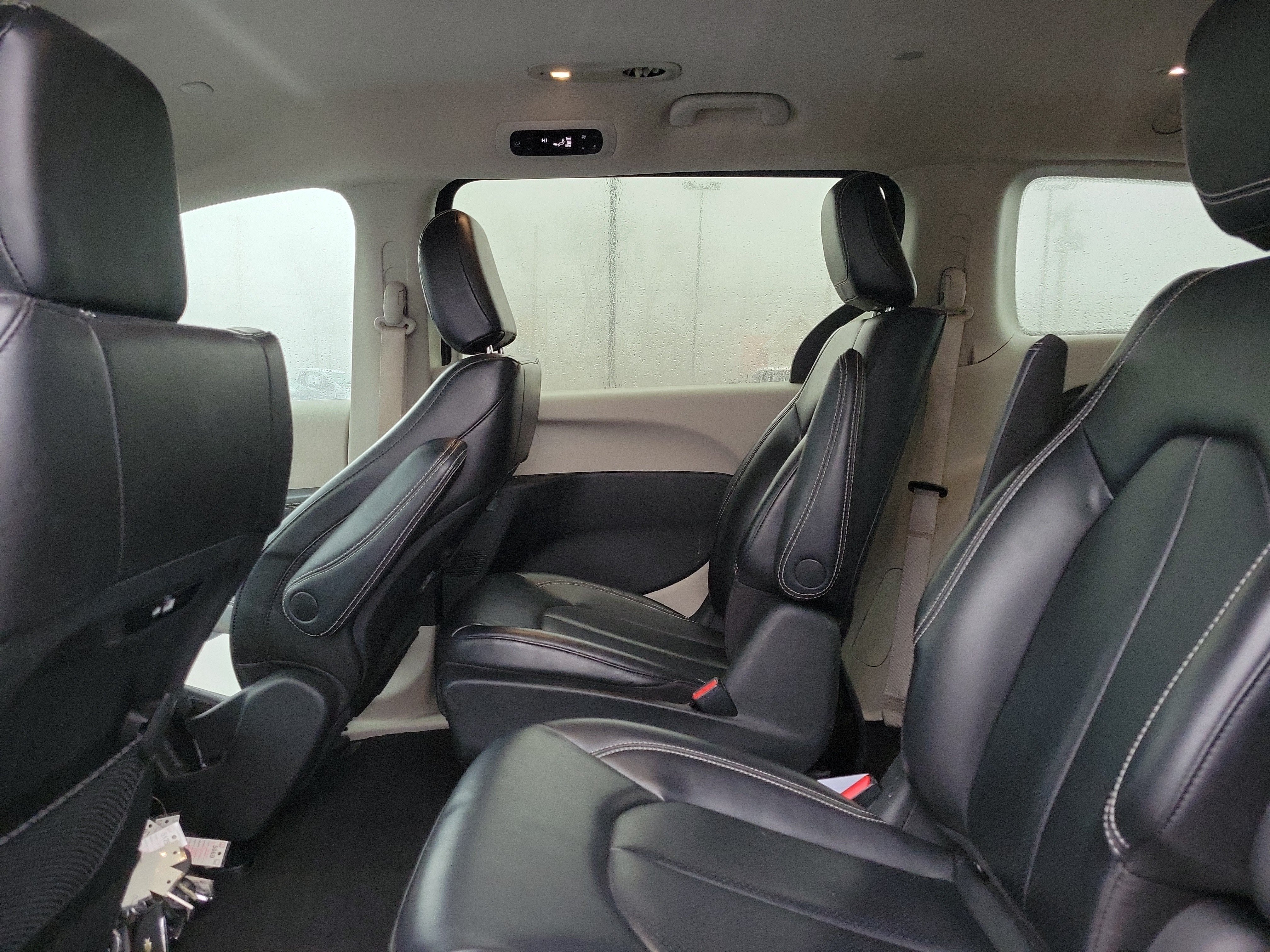 Used 2023 Chrysler Pacifica Touring-L FWD image 11