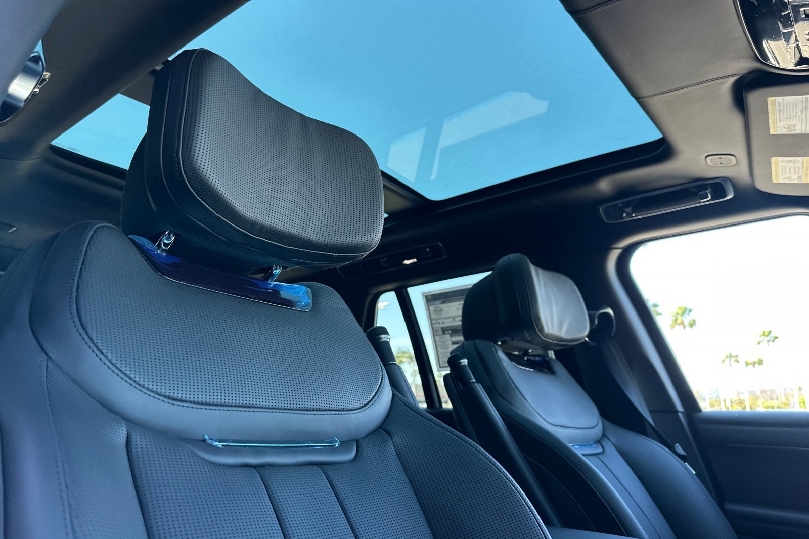 New 2025 Land Rover Range Rover SV image 18