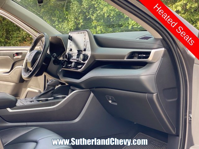 Used 2022 Toyota Highlander XLE AWD/4WD image 18