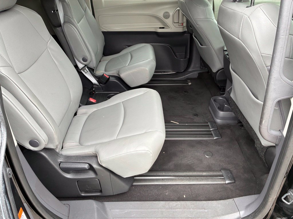 Used 2023 Toyota Sienna XLE FWD image 17