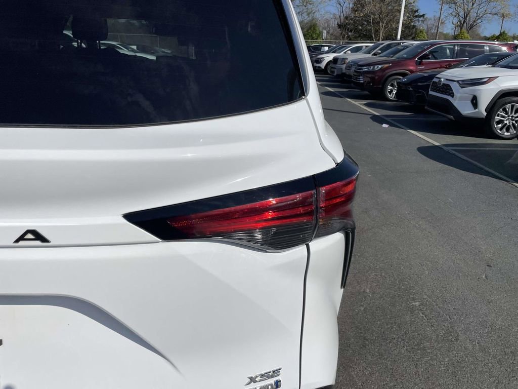 Used 2023 Toyota Sienna XSE w/ XSE Plus Package image 18