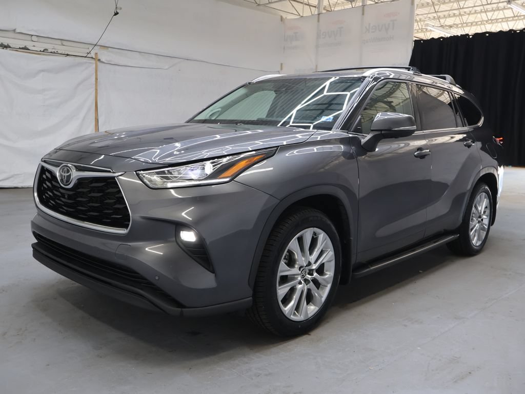 Used 2024 Toyota Highlander Limited FWD image 3