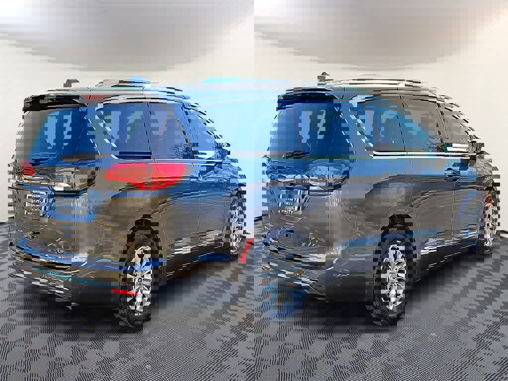 Used 2019 Chrysler Pacifica Touring-L image 4