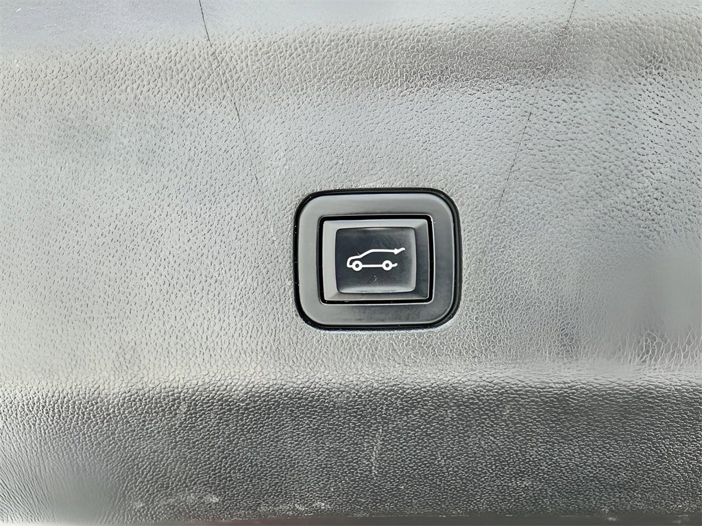 Used 2022 Chevrolet Suburban RST w/ Luxury Package image 23