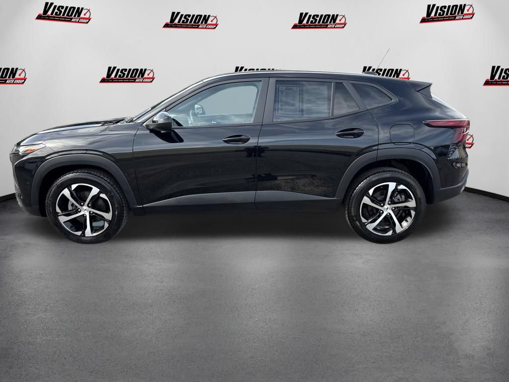 Used 2024 Chevrolet Trax RS w/ Sunroof Package FWD image 2