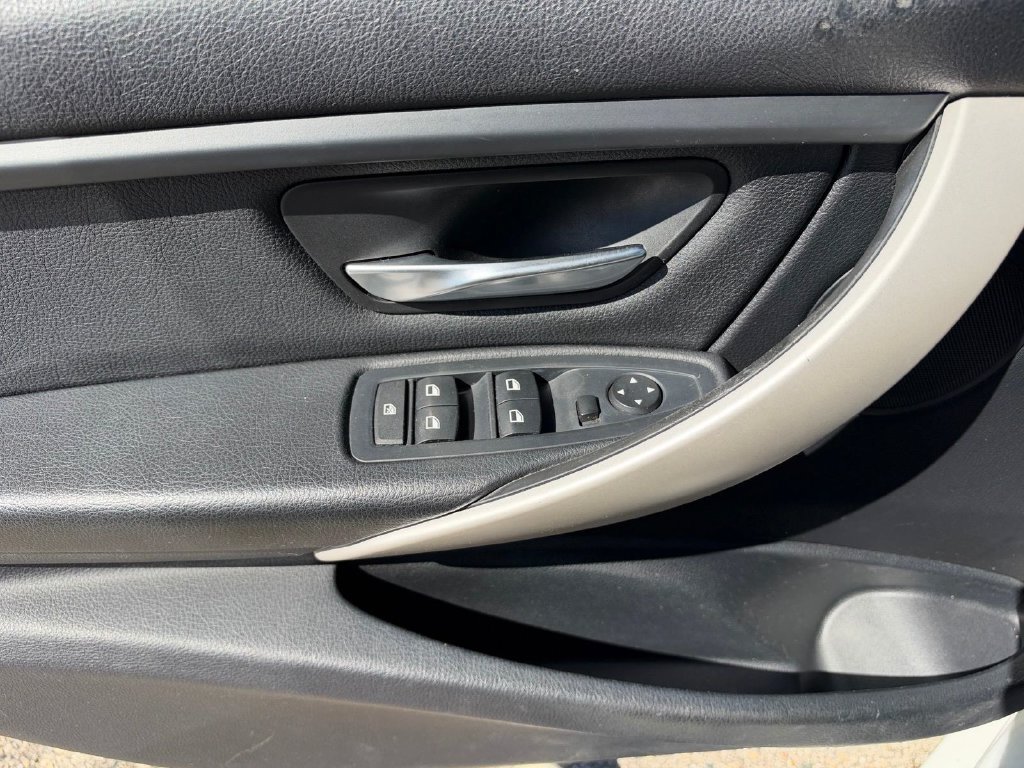 Used 2014 BMW 320i xDrive Sedan AWD/4WD image 18