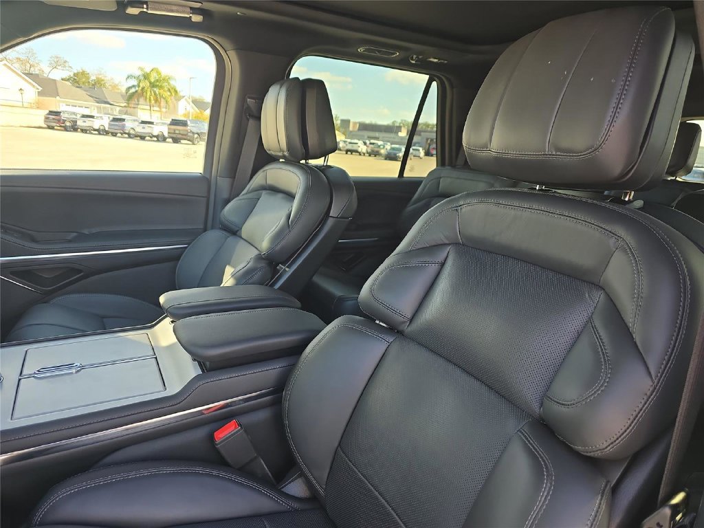 New 2026 Lincoln Navigator Reserve w/ Jet Appearance Package AWD/4WD image 18