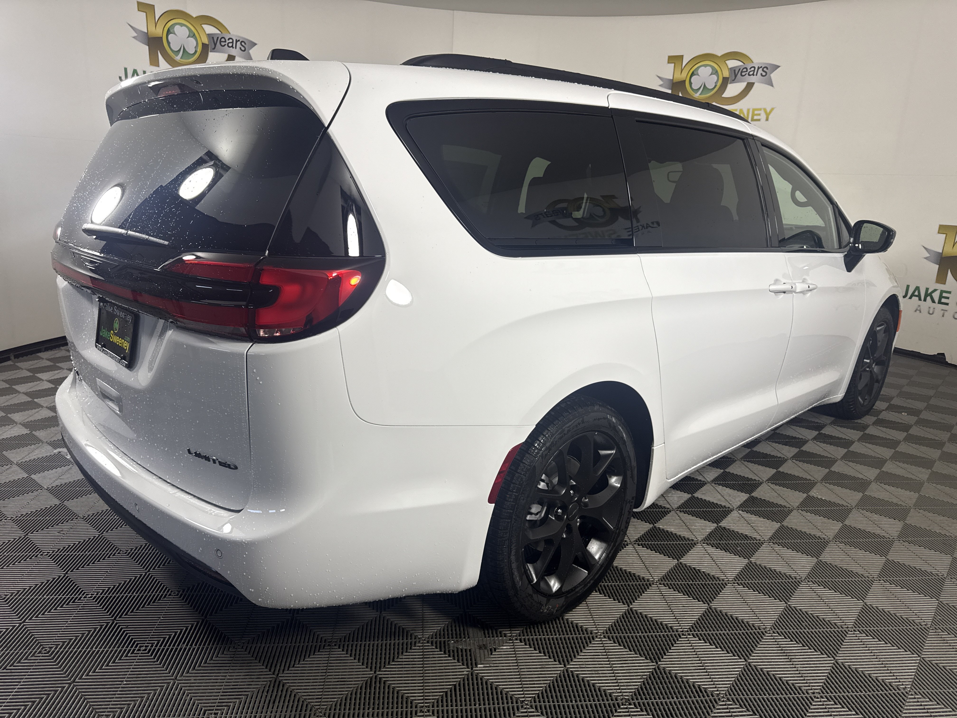 New 2027 Chrysler Pacifica Limited FWD image 10