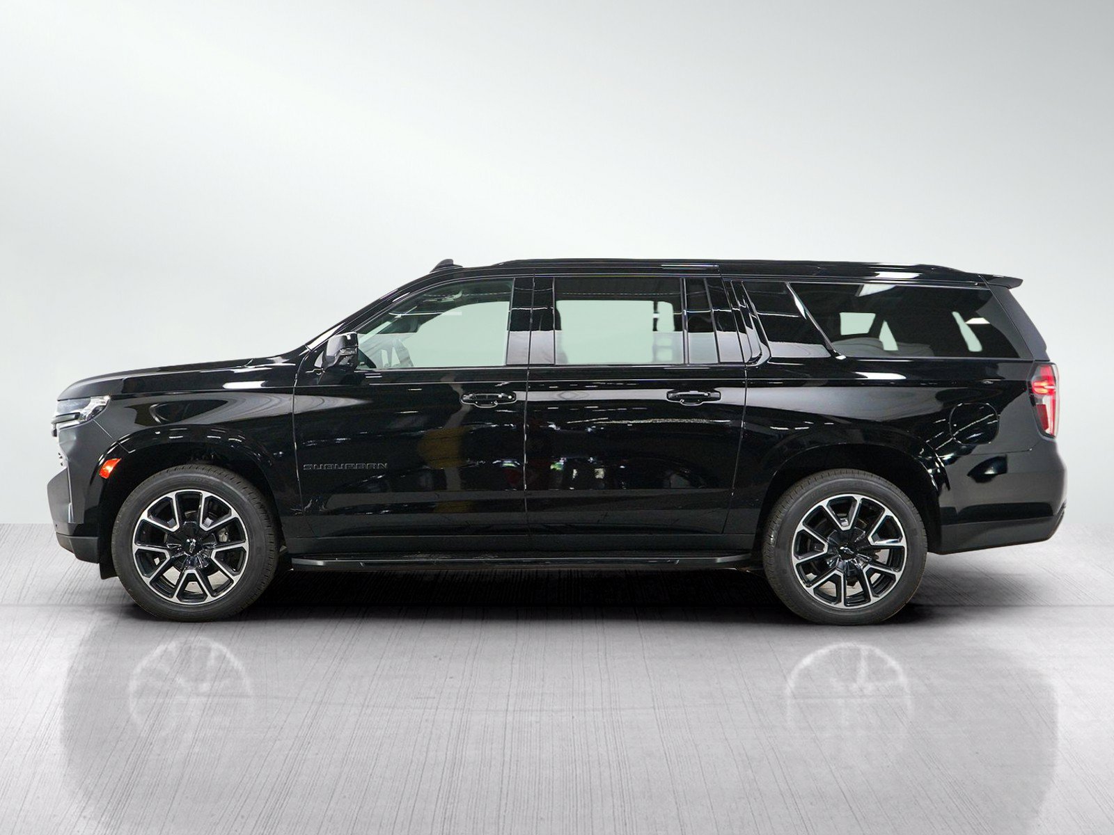 Used 2024 Chevrolet Suburban RST w/ Luxury Package AWD/4WD image 3
