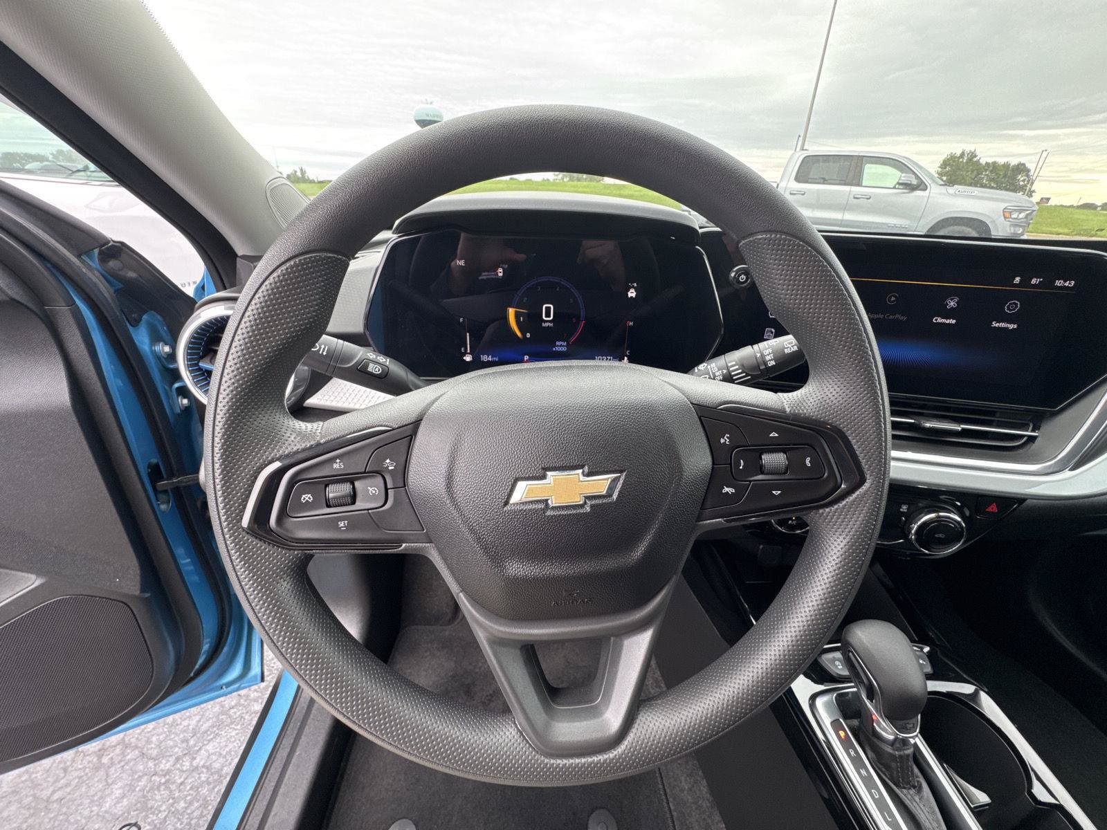 Used 2025 Chevrolet Trax LT FWD image 19