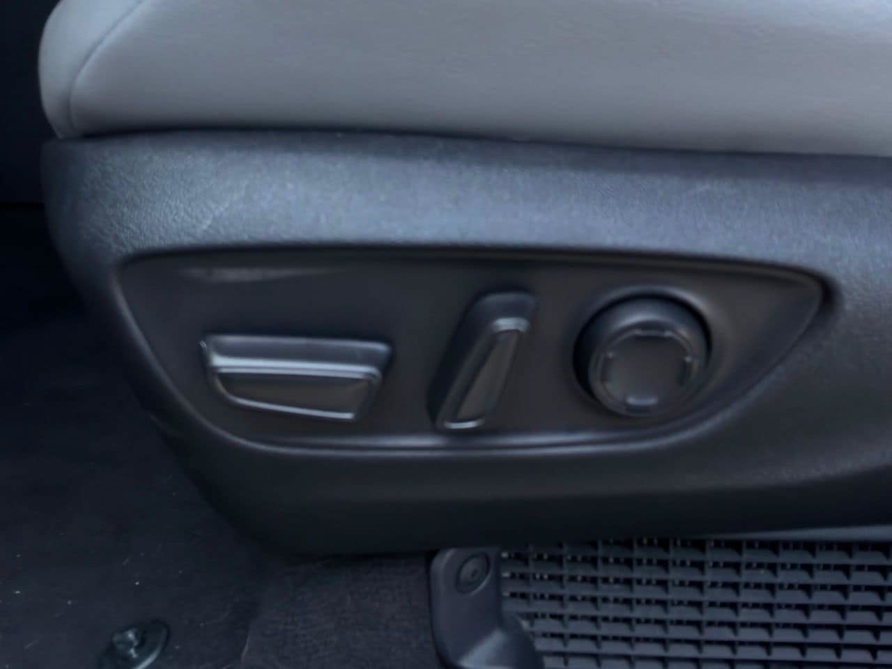 Used 2025 Toyota Sienna XLE FWD image 11