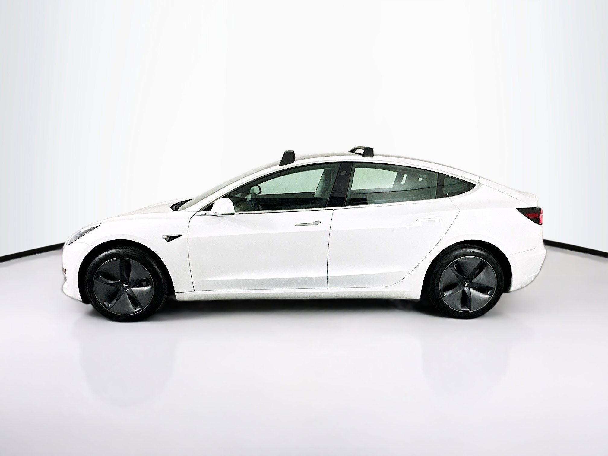 Used 2020 Tesla Model 3 Standard Range Plus image 4