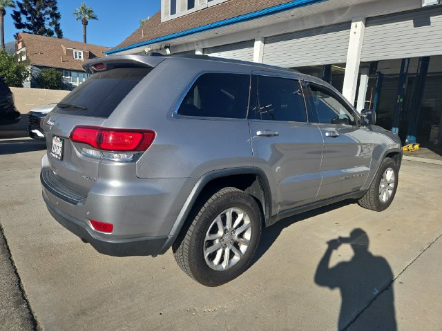 Used 2021 Jeep Grand Cherokee Laredo RWD image 3