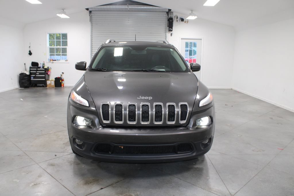 Used 2018 Jeep Cherokee Latitude Plus FWD image 3