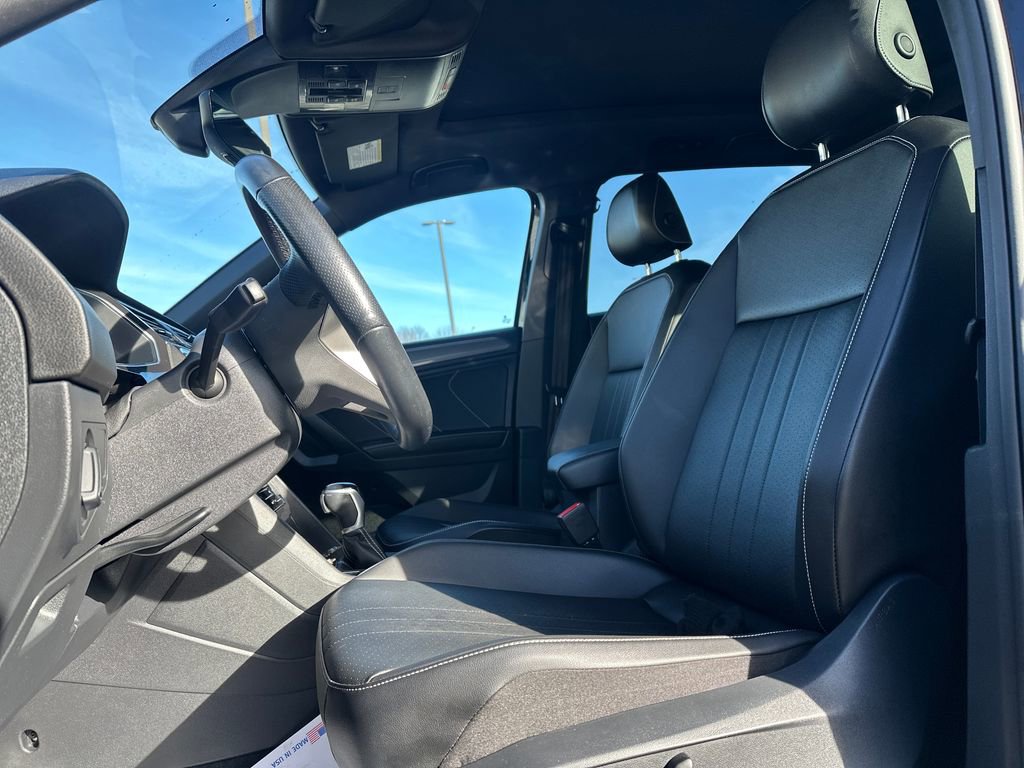 Certified 2022 Volkswagen Tiguan SE R-Line image 3