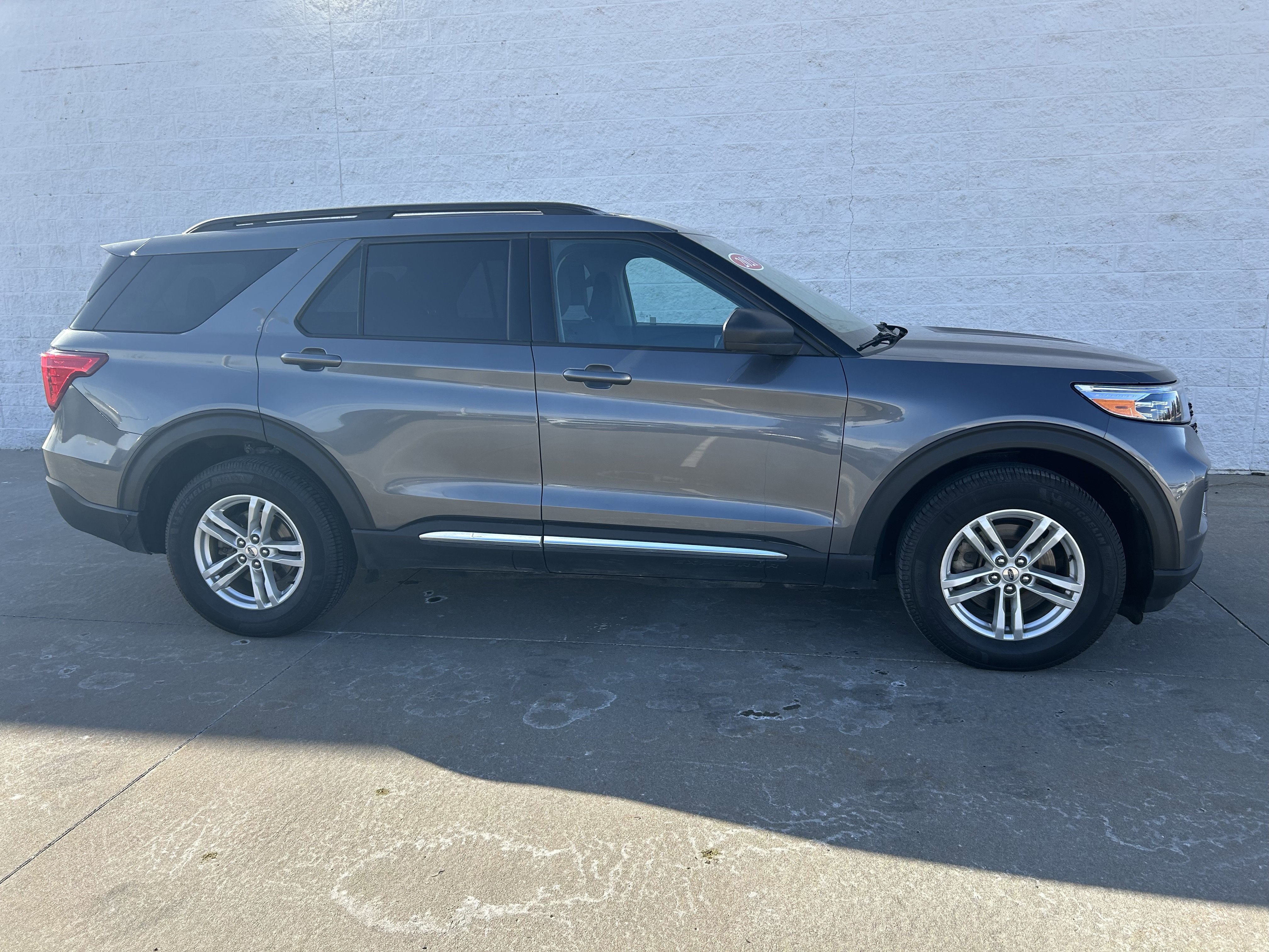 Used 2021 Ford Explorer XLT image 2