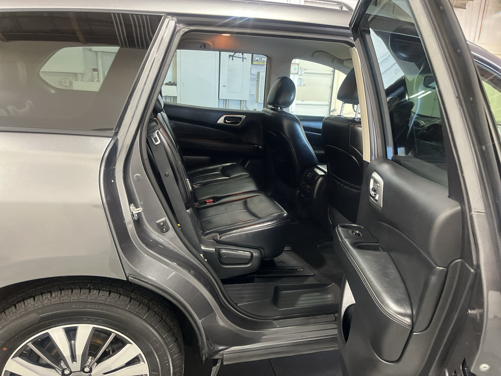 Used 2019 Nissan Pathfinder SL FWD image 18