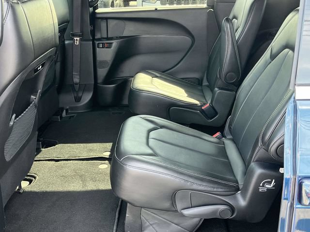 Used 2025 Chrysler Pacifica Select FWD image 15