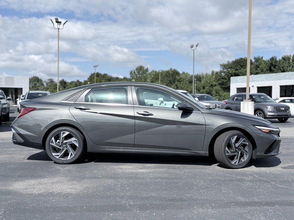 New 2025 Hyundai Elantra Limited image 8