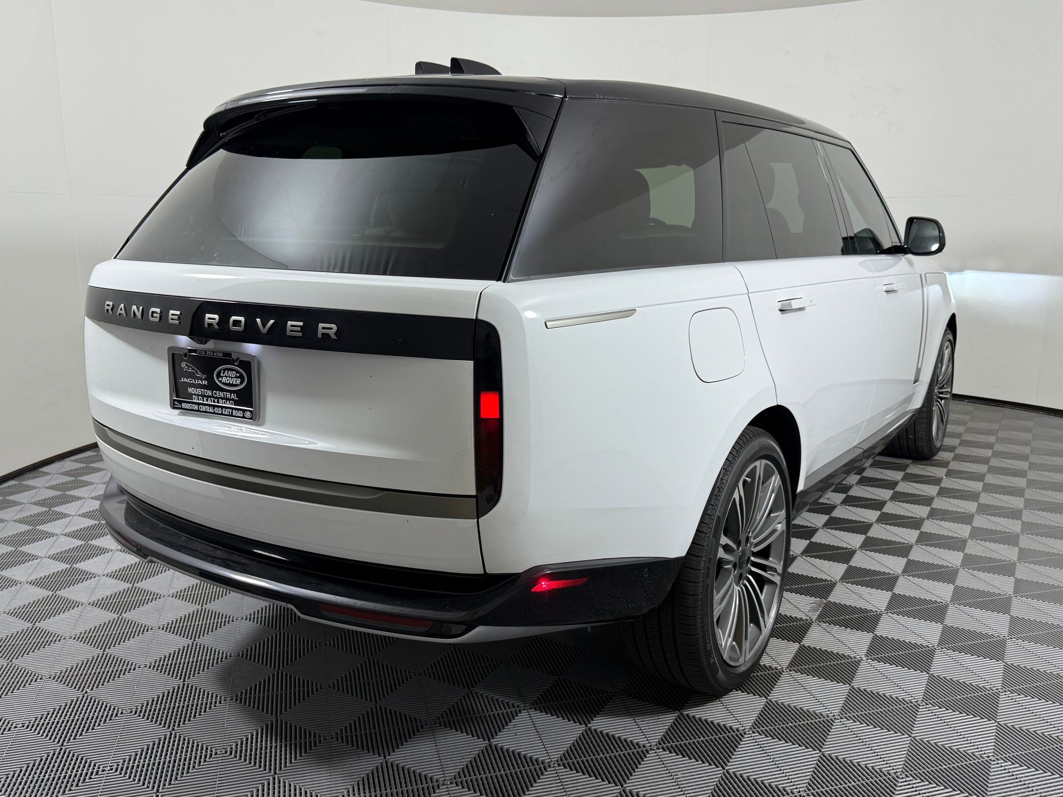 New 2026 Land Rover Range Rover Long Wheelbase SE AWD/4WD image 9