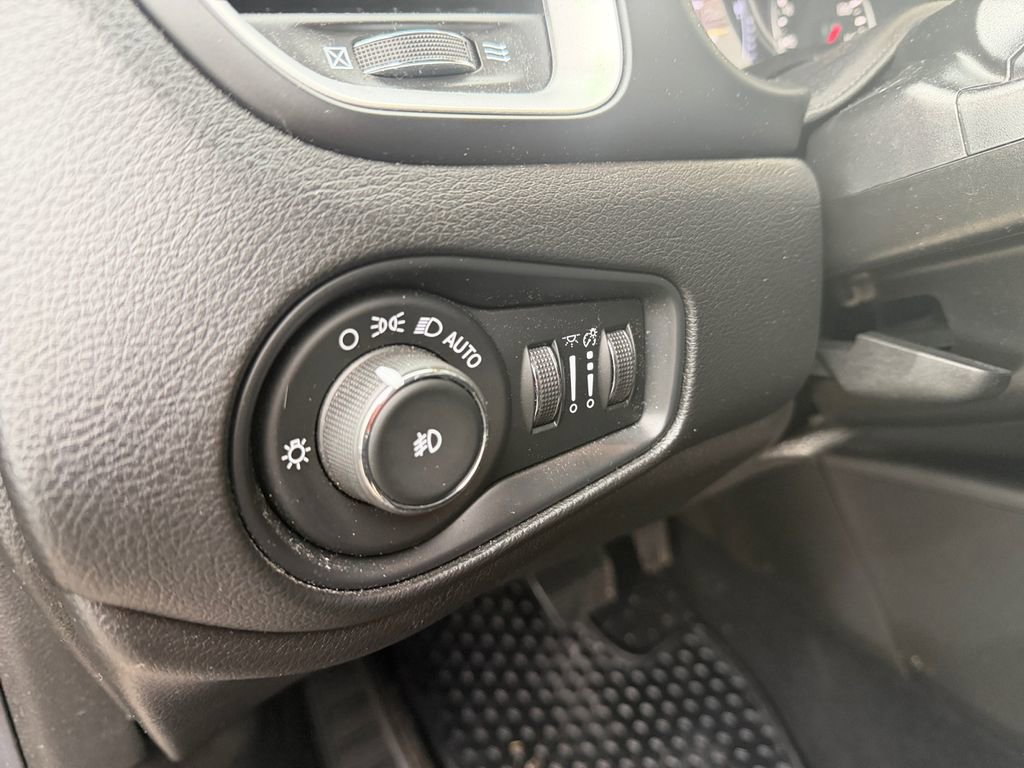 Certified 2020 Jeep Renegade Latitude w/ Cold Weather Group image 32