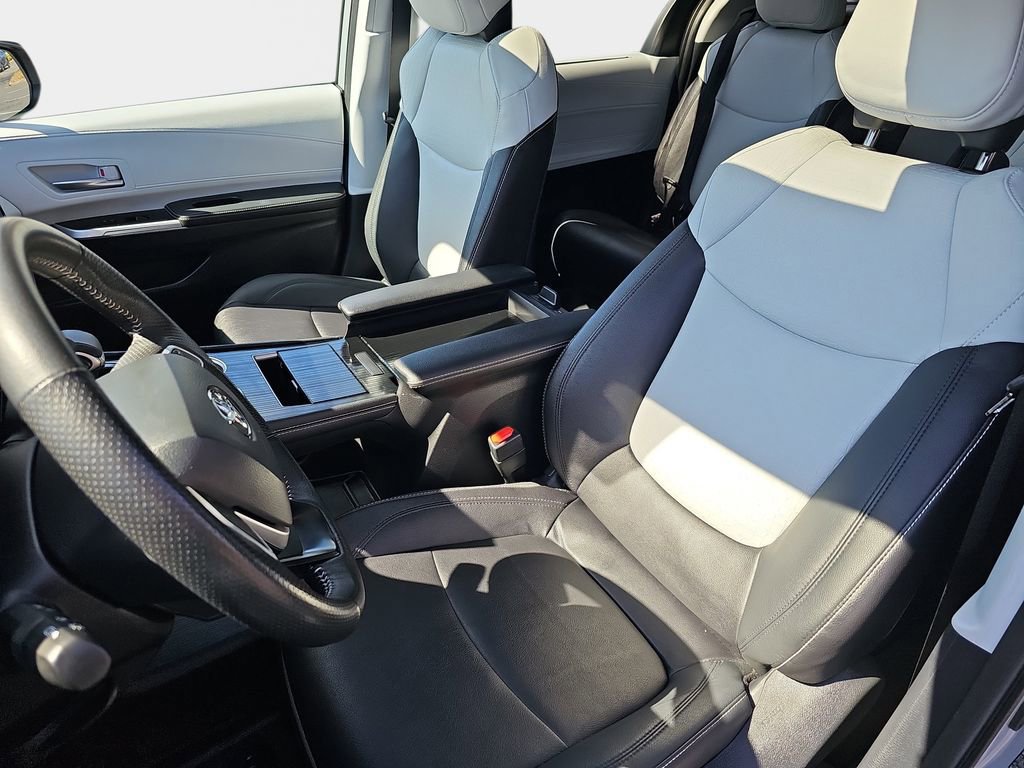 Used 2025 Toyota Sienna XSE AWD/4WD image 19