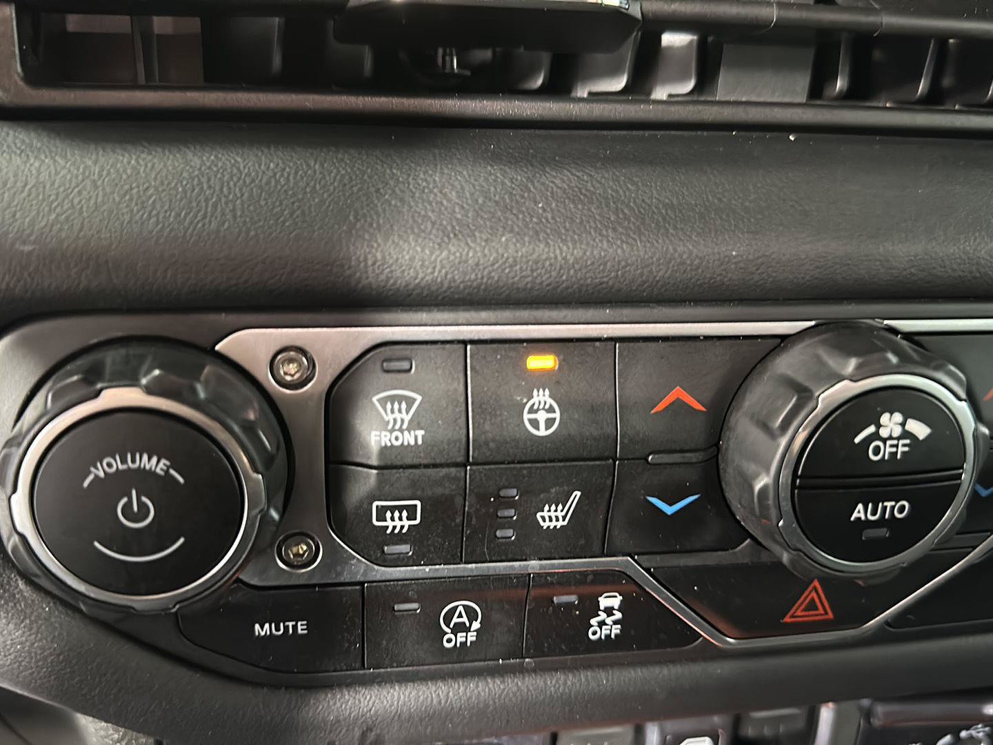 Used 2024 Jeep Wrangler Unlimited Sahara AWD/4WD image 19