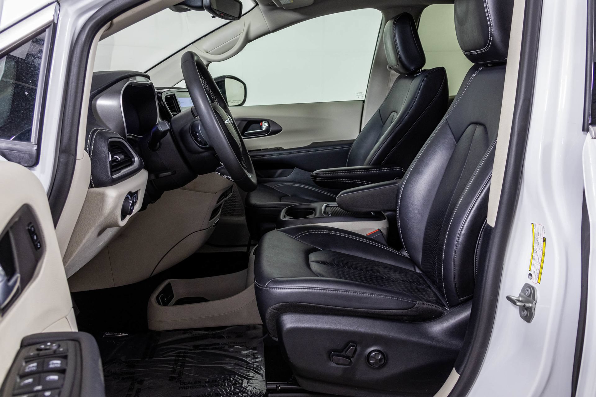 Used 2024 Chrysler Pacifica Limited FWD image 23