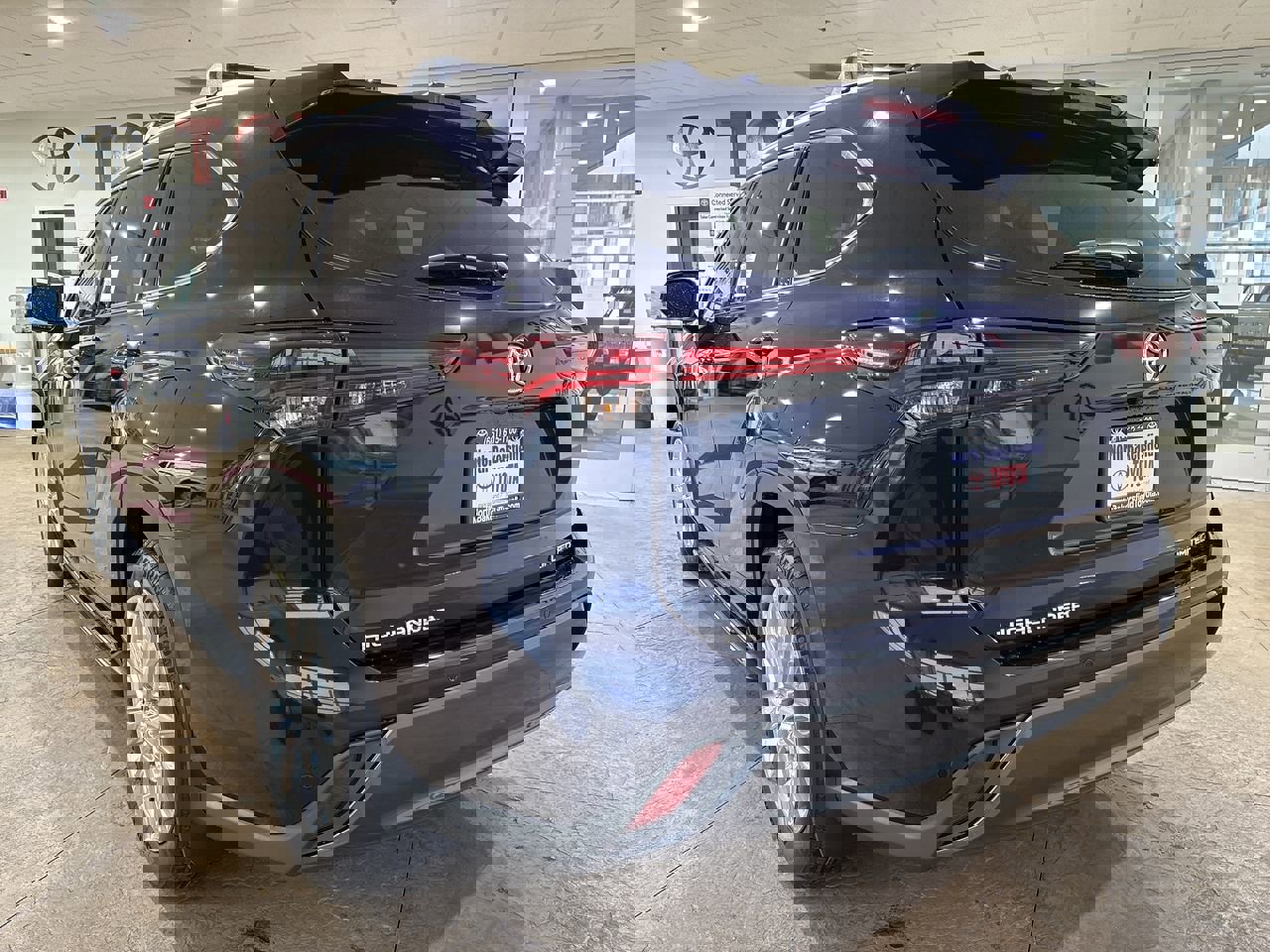 New 2026 Toyota Highlander Limited image 8