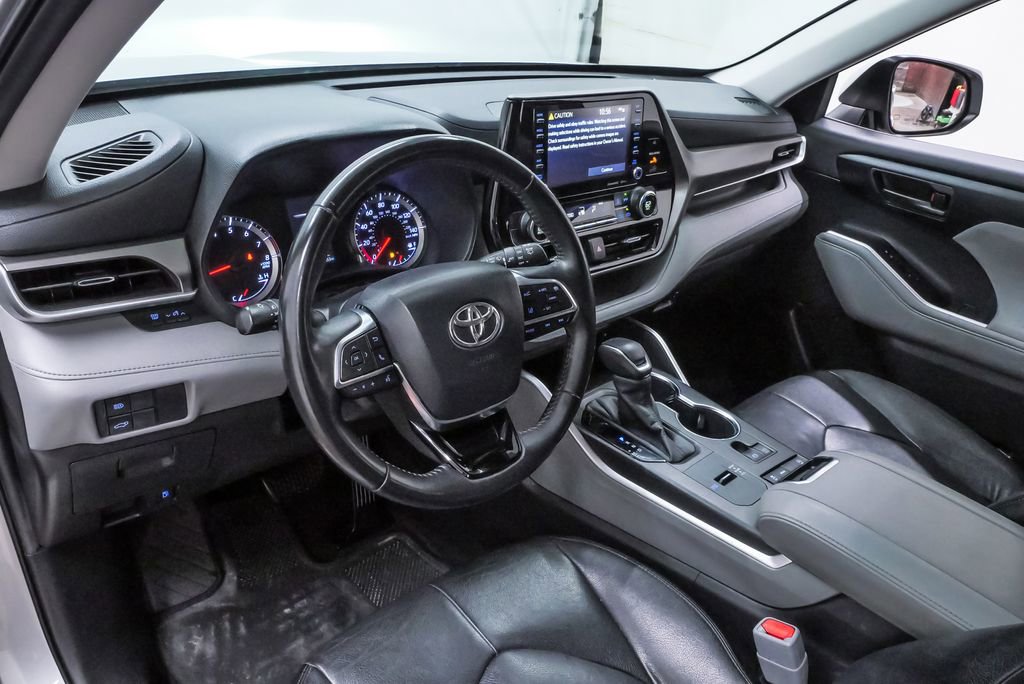 Used 2020 Toyota Highlander LE FWD image 2