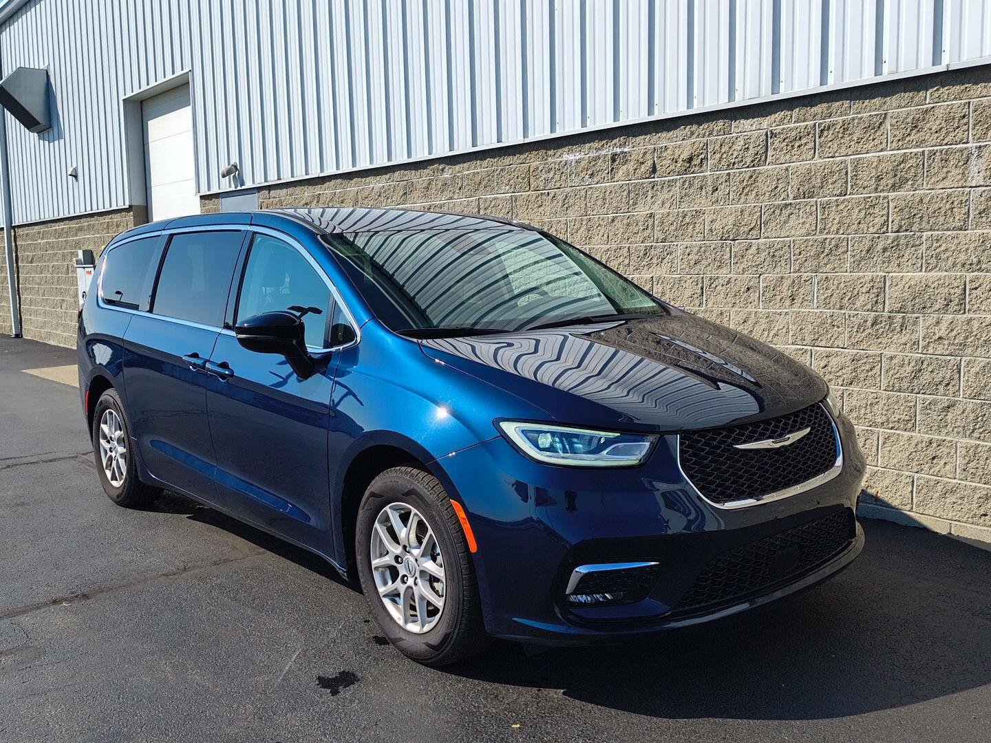 Used 2024 Chrysler Pacifica Touring-L FWD image 2
