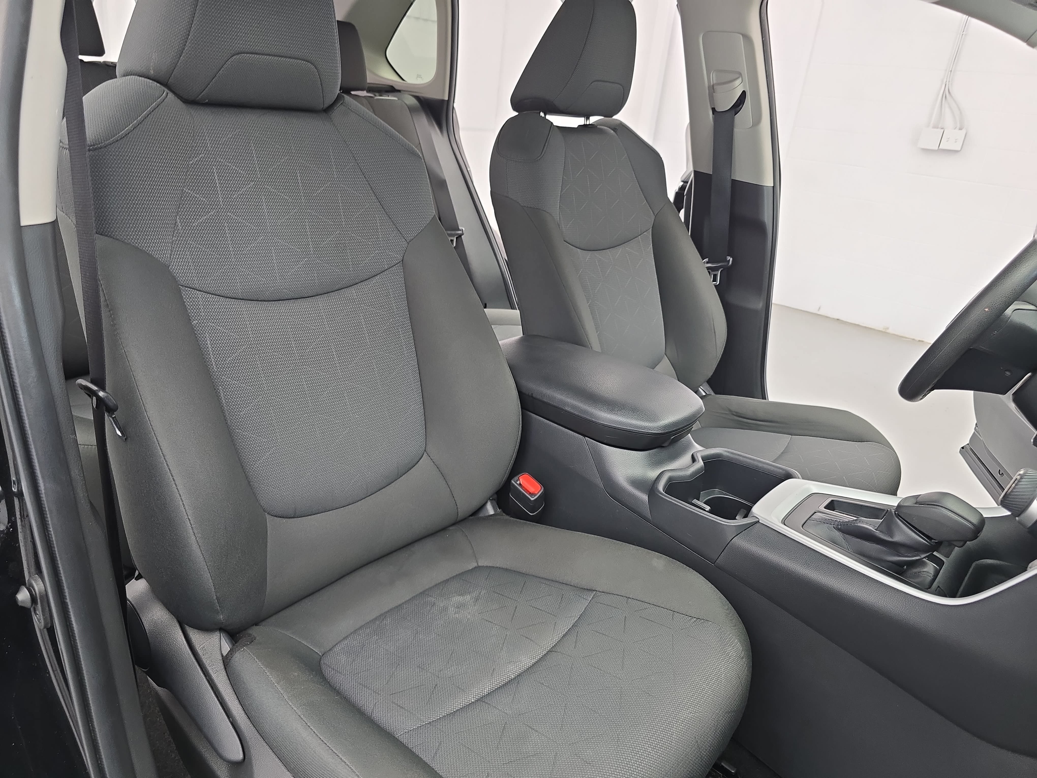 Used 2025 Toyota RAV4 XLE FWD image 10