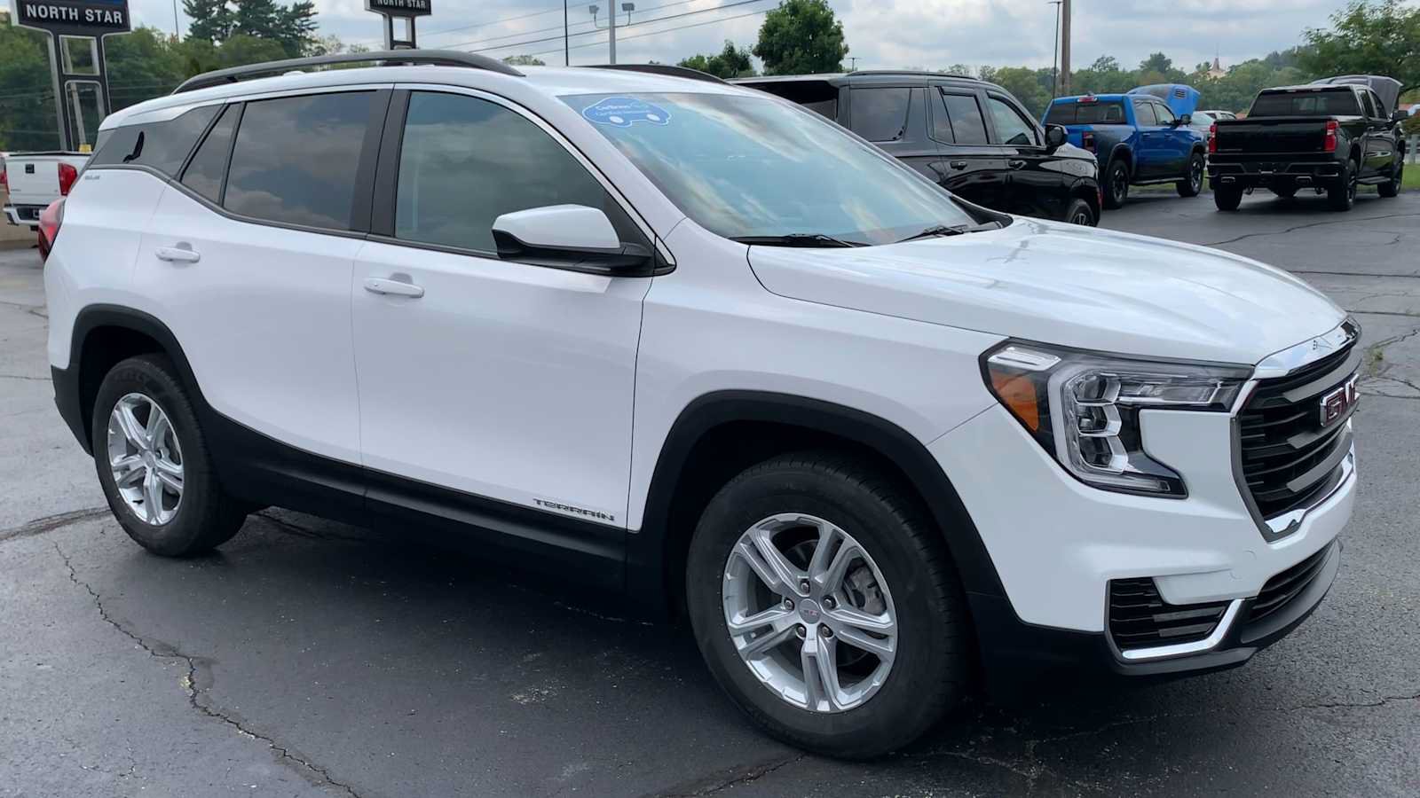Certified 2022 GMC Terrain SLE w/ Driver Convenience Package AWD/4WD image 2