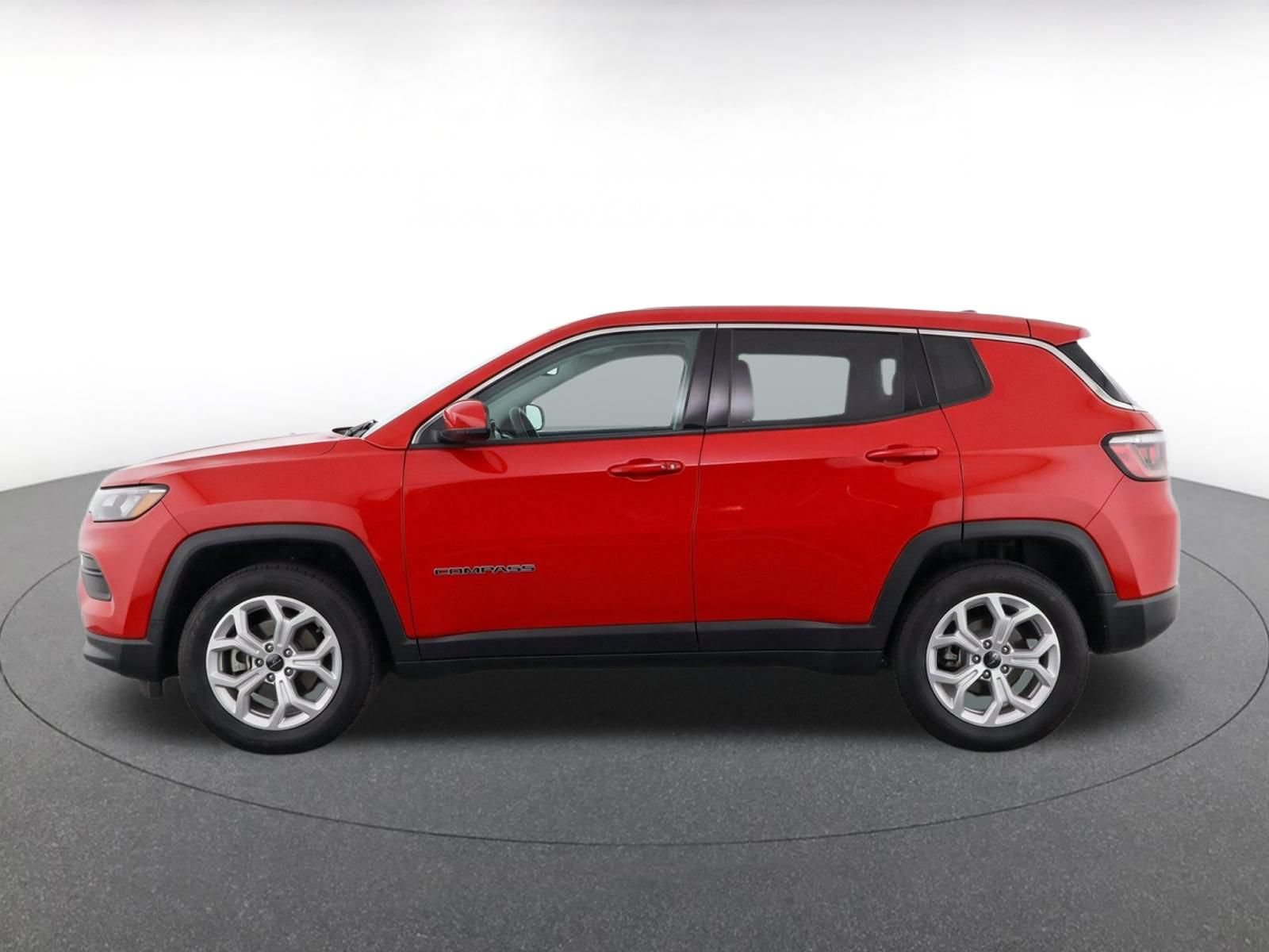 Used 2025 Jeep Compass Latitude AWD/4WD image 4