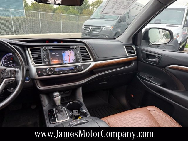 Used 2019 Toyota Highlander Limited Platinum AWD/4WD image 18