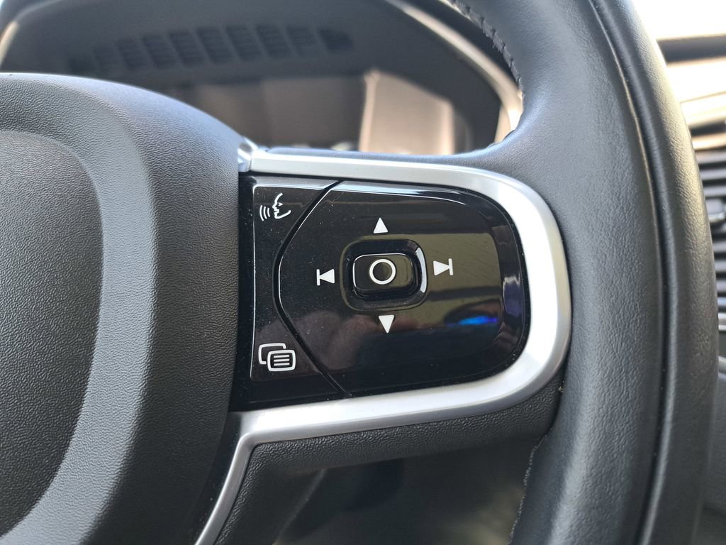 Used 2022 Volvo XC90 T6 Momentum w/ Climate Package image 17