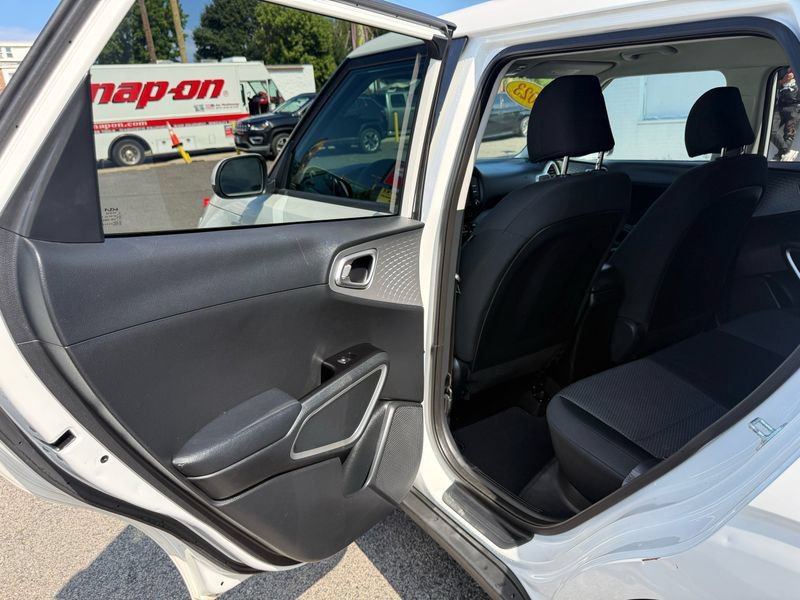 Used 2023 Kia Soul LX w/ LX Technology Package FWD image 37